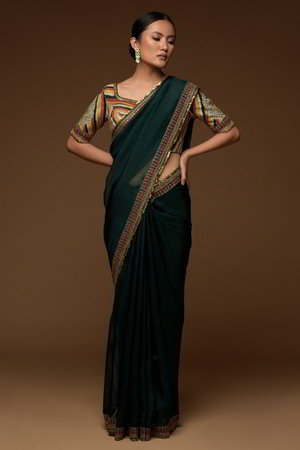 Цвета зелёной сосны, золотое и красное индийское сари из шёлка-сырца и органзы, украшенное скрученной шёлковой нитью, вышивкой с пайетками