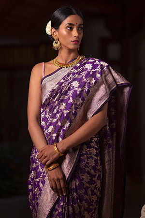Фиолетовое и золотое индийское сари из натурального шёлка