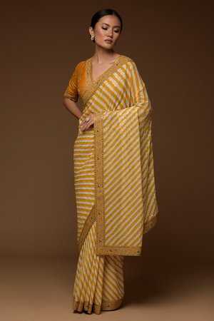 Жёлтое, белое и золотое индийское сари из креп-жоржета и шёлка, украшенное вышивкой