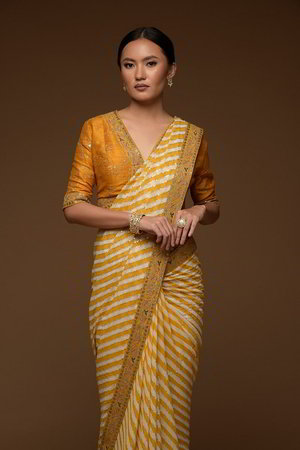 Жёлтое, белое и золотое индийское сари из креп-жоржета и шёлка, украшенное вышивкой