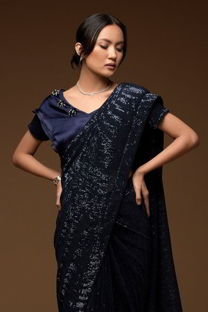Синее индийское сари из фатина, украшенное вышивкой