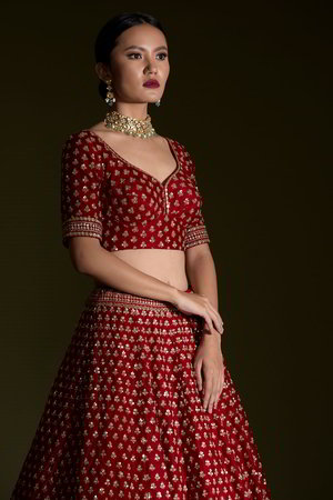 Красный индийский женский свадебный костюм лехенга (ленга) чоли из натурального шёлка с рукавами ниже локтя, украшенный вышивкой