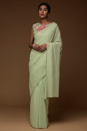 Серебристое и зелёное индийское сари из креп-жоржета, украшенное вышивкой