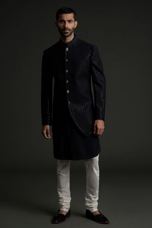 Чёрный шёлковый индийский свадебный мужской костюм / шервани, украшенный вышивкой