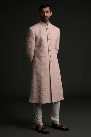 Светло-розовый шёлковый индийский свадебный мужской костюм / шервани, украшенный вышивкой