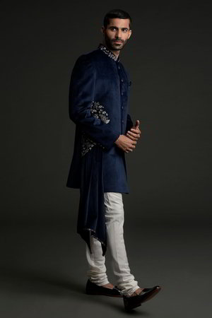 Тёмно-синий замшевый индийский свадебный мужской костюм / шервани, украшенный вышивкой