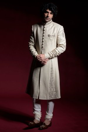 Бежевый индийский свадебный мужской костюм / шервани, украшенный вышивкой