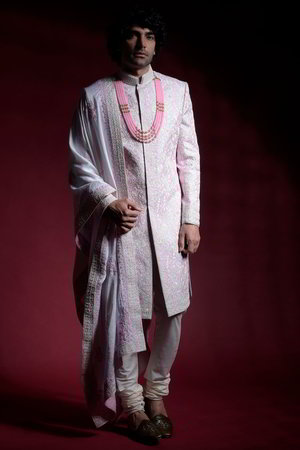 Шёлковый индийский свадебный мужской костюм / шервани, украшенный вышивкой