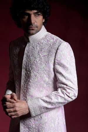 Шёлковый индийский свадебный мужской костюм / шервани, украшенный вышивкой