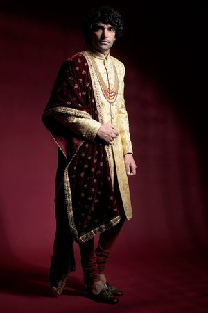 Золотой бархатный и шёлковый индийский свадебный мужской костюм / шервани, украшенный вышивкой