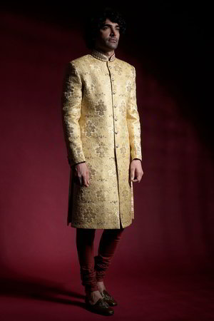 Золотой бархатный и шёлковый индийский свадебный мужской костюм / шервани, украшенный вышивкой