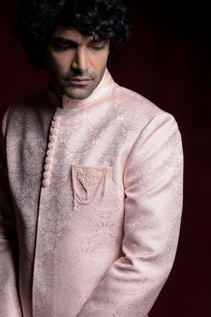 Розовый индийский свадебный мужской костюм / шервани из шёлка, украшенный вышивкой
