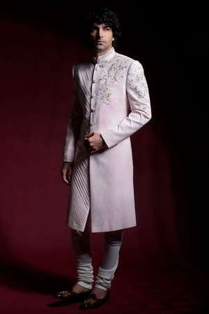 Розовый индийский свадебный мужской костюм / шервани из шёлка, украшенный вышивкой