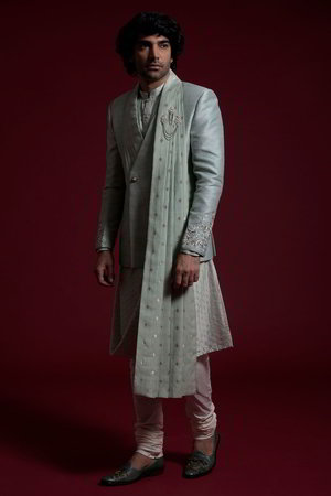 Синий шёлковый и шёлковый индийский свадебный мужской костюм / шервани, украшенный вышивкой
