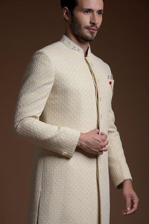 Белый шёлковый индийский свадебный мужской костюм / шервани, украшенный вышивкой