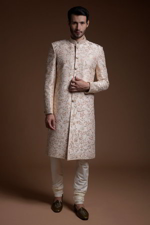 Бежевый шёлковый индийский свадебный мужской костюм / шервани, украшенный вышивкой