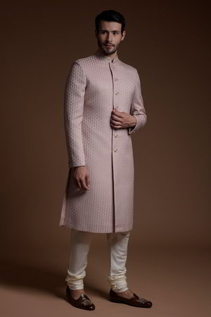 Фиолетовый шёлковый индийский свадебный мужской костюм / шервани, украшенный вышивкой
