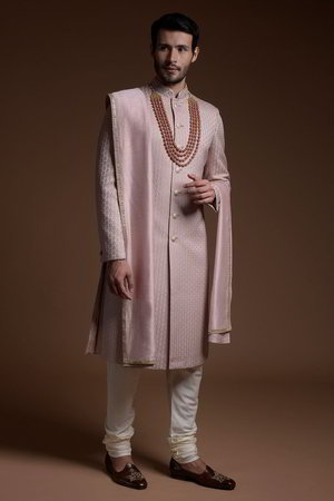 Фиолетовый шёлковый индийский свадебный мужской костюм / шервани, украшенный вышивкой