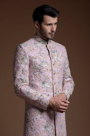 Фиолетовый и сиреневый хлопко-шёлковый и шёлковый индийский свадебный мужской костюм / шервани, украшенный вышивкой