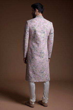 Фиолетовый и сиреневый хлопко-шёлковый и шёлковый индийский свадебный мужской костюм / шервани, украшенный вышивкой
