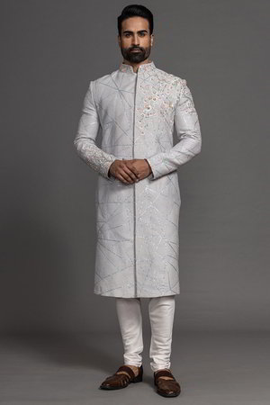 Синий шёлковый индийский свадебный мужской костюм / шервани, украшенный вышивкой