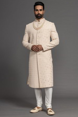 Персиковый индийский свадебный мужской костюм / шервани из креп-жоржета и шёлка, украшенный вышивкой