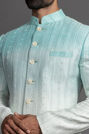Белый и синий шёлковый индийский свадебный мужской костюм / шервани, украшенный вышивкой