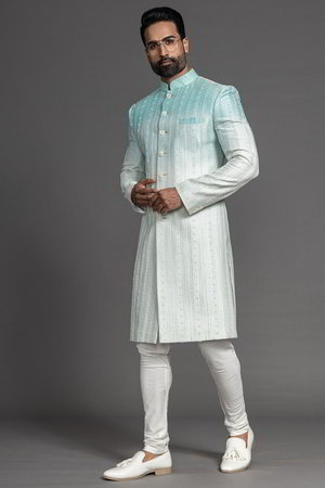 Белый и синий шёлковый индийский свадебный мужской костюм / шервани, украшенный вышивкой