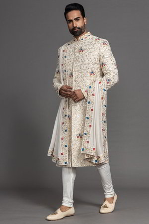 Персиковый шёлковый индийский свадебный мужской костюм / шервани, украшенный вышивкой