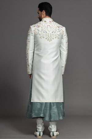 Белый шёлковый и шёлковый индийский свадебный мужской костюм / шервани, украшенный вышивкой
