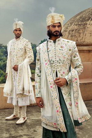 Белый шёлковый и шёлковый индийский свадебный мужской костюм / шервани, украшенный вышивкой