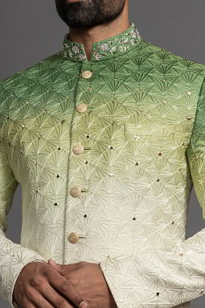 Белый и зелёный шёлковый индийский свадебный мужской костюм / шервани, украшенный вышивкой