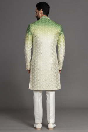 Белый и зелёный шёлковый индийский свадебный мужской костюм / шервани, украшенный вышивкой