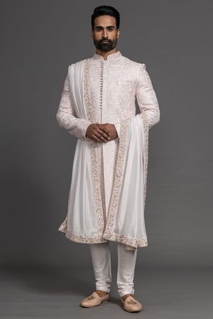 Розовый шёлковый индийский свадебный мужской костюм / шервани, украшенный вышивкой