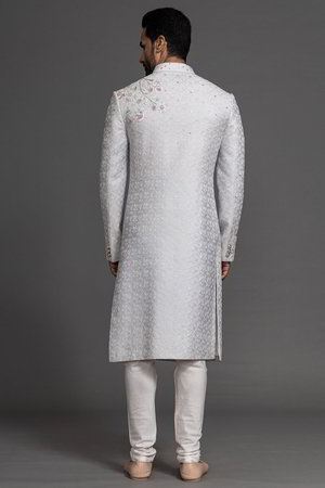 Серый индийский свадебный мужской костюм / шервани из шёлка-сырца, украшенный вышивкой