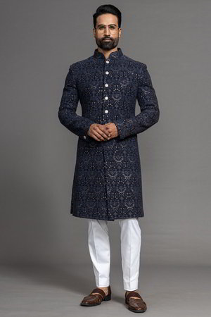 Чёрный индийский свадебный мужской костюм / шервани, украшенный вышивкой