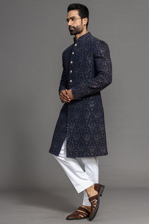 Чёрный индийский свадебный мужской костюм / шервани, украшенный вышивкой