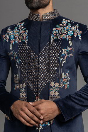 Синий замшевый индийский свадебный мужской костюм / шервани, украшенный вышивкой