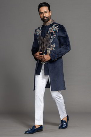 Синий замшевый индийский свадебный мужской костюм / шервани, украшенный вышивкой