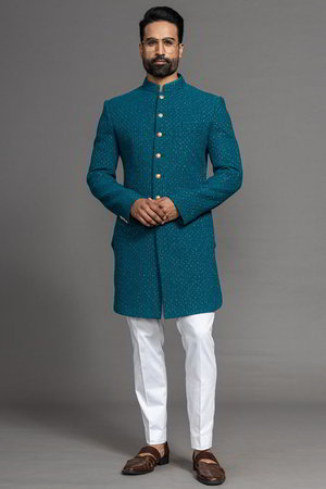 Зелёный шёлковый индийский свадебный мужской костюм / шервани, украшенный вышивкой
