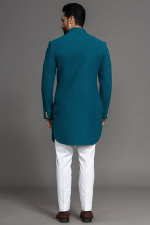 Зелёный шёлковый индийский свадебный мужской костюм / шервани, украшенный вышивкой