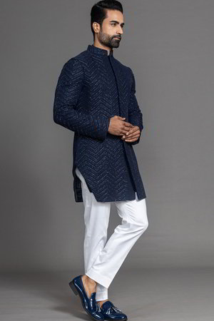 Тёмно-синий шёлковый индийский свадебный мужской костюм / шервани, украшенный вышивкой