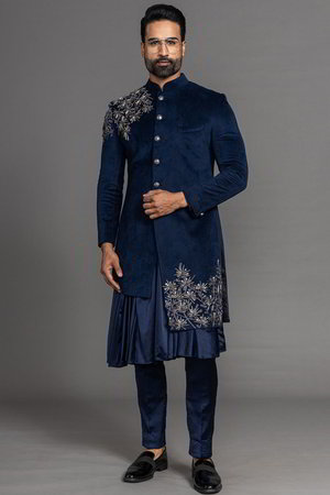 Тёмно-синий атласный и замшевый индийский свадебный мужской костюм / шервани, украшенный вышивкой