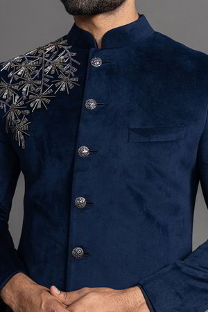 Тёмно-синий атласный и замшевый индийский свадебный мужской костюм / шервани, украшенный вышивкой