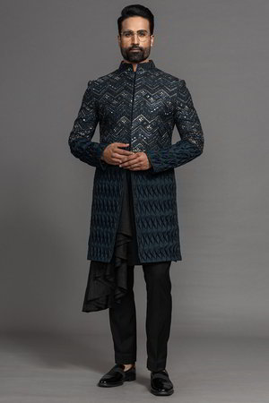Сине-зелёный шёлковый индийский свадебный мужской костюм / шервани, украшенный вышивкой