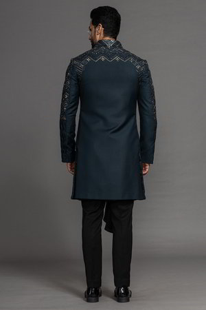 Сине-зелёный шёлковый индийский свадебный мужской костюм / шервани, украшенный вышивкой