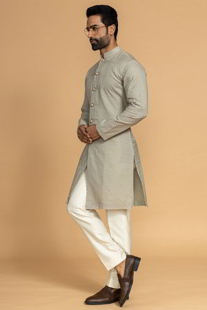 Серый шёлковый индийский свадебный мужской костюм / шервани, украшенный вышивкой