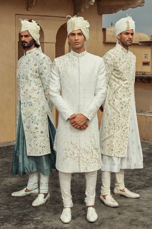 Белый шёлковый индийский свадебный мужской костюм / шервани