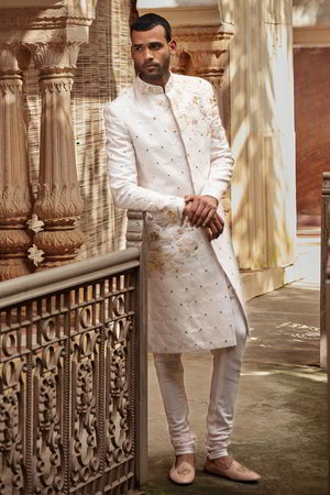 Белый шёлковый индийский свадебный мужской костюм / шервани