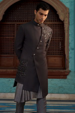Чёрный шёлковый индийский свадебный мужской костюм / шервани